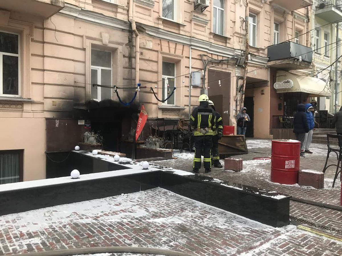 У Києві 7 лютого 2021 спалахнула пожежа в кафе: відео