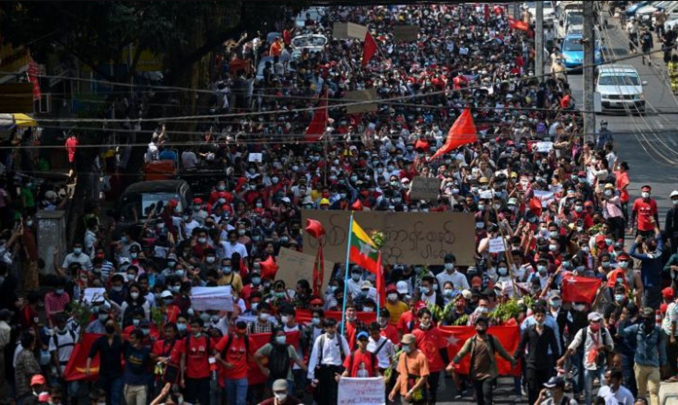 У містах М'янми вийшли на протест десятки тисяч громадян
