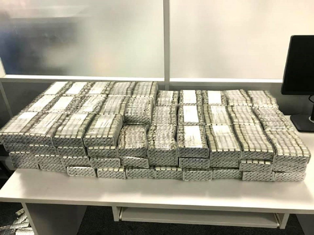 Иностранец пытался перевезти через Украину медпрепараты Pfizer: фото Иностранец пытался перевезти через Украину медпрепараты Pfizer: фото