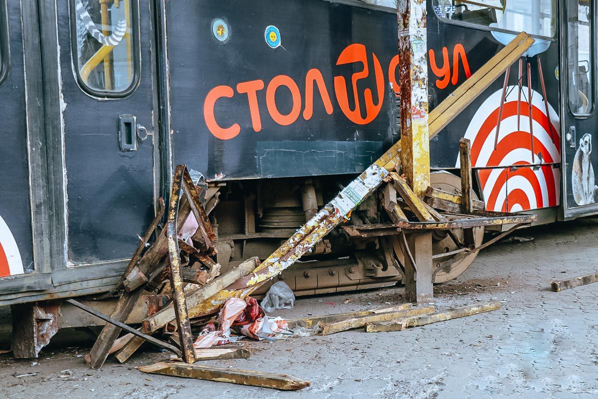 Трамвай зійшов з рейок і влетів в зупинку у Дніпрі: фото, відео Трамвай зійшов з рейок і влетів в зупинку у Дніпрі: фото, відео