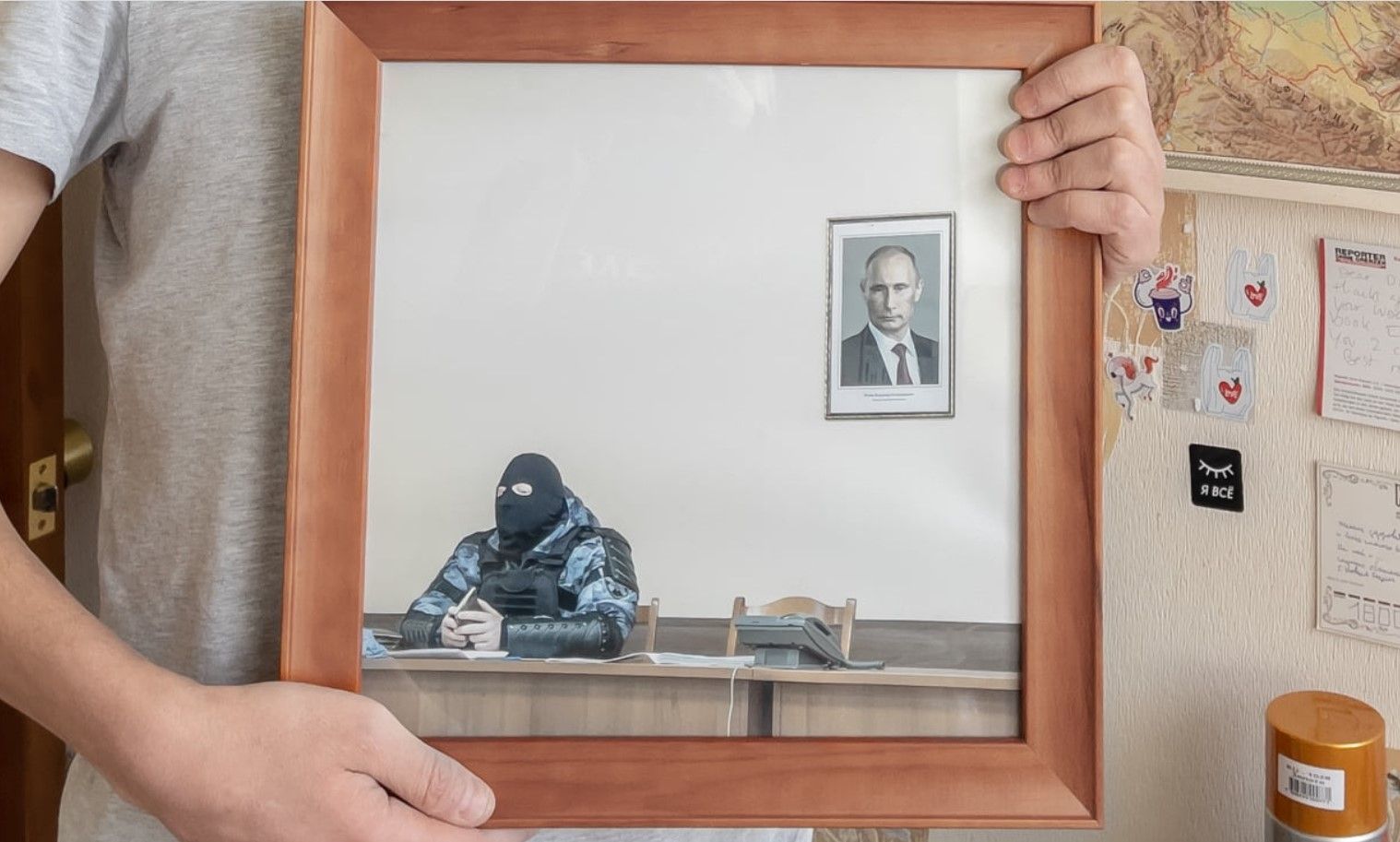 В России продали снимок омоновца с портретом Путина: цена