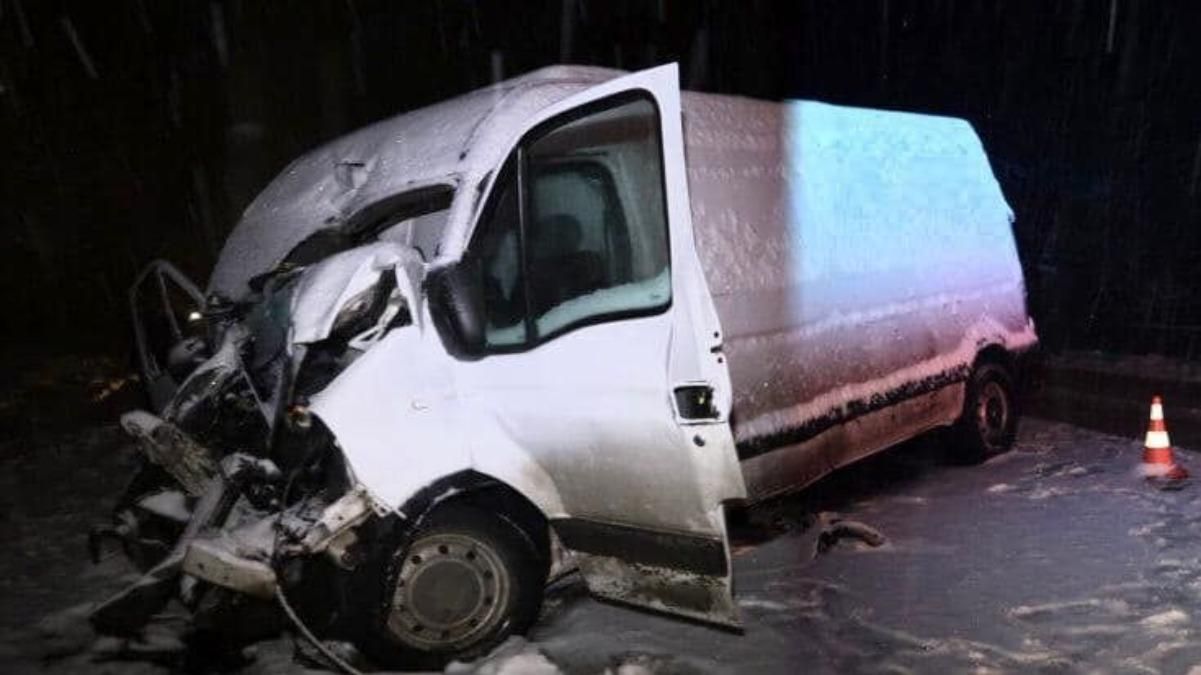 На Прикарпатье авто влетело в рейсовый автобус: есть пострадавшие - фото На Прикарпатье авто влетело в рейсовый автобус: есть пострадавшие - фото