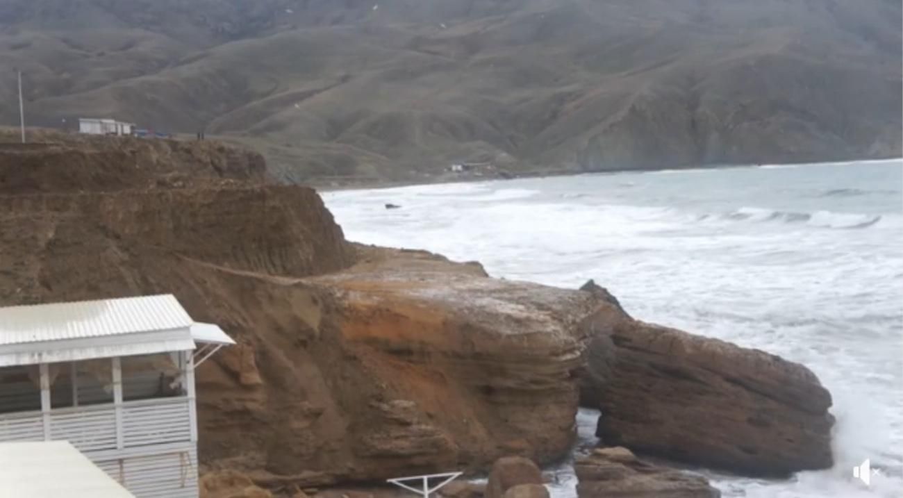 Оккупанты уничтожают в Крыму уникальный пляж Меганом