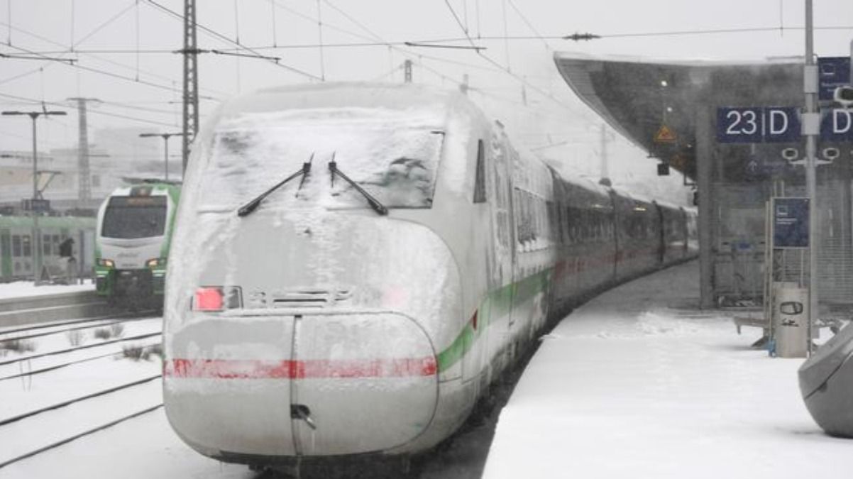 В Германии - снегопады: отменили движение поездов и матчи Бундеслиги