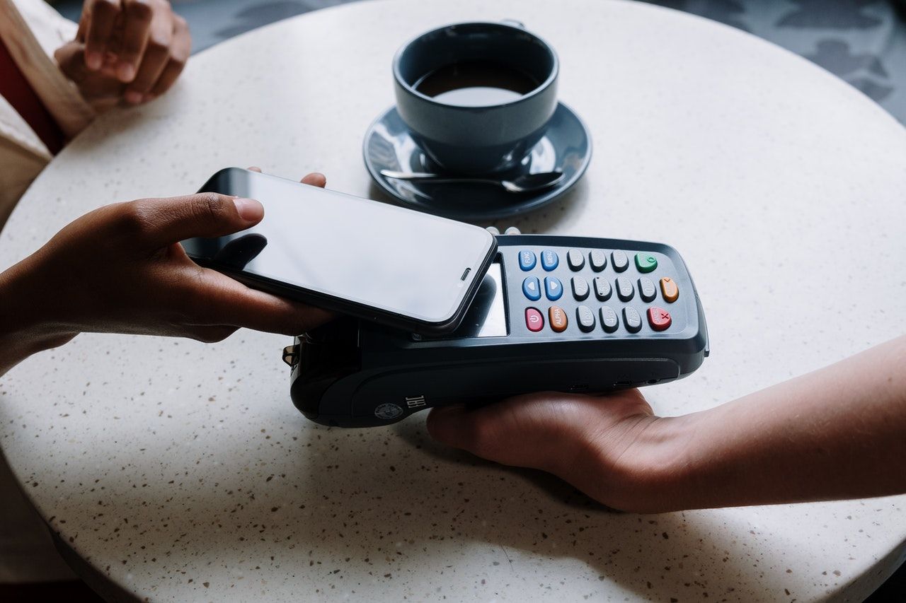 Цифрові гаманці замінюють готівку: безпека у використанні Apple Pay