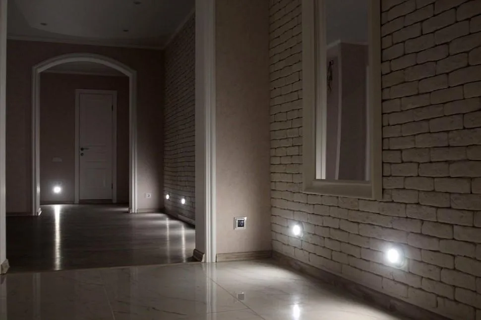 Подсветка пола в коридоре делает передвижение безопасным