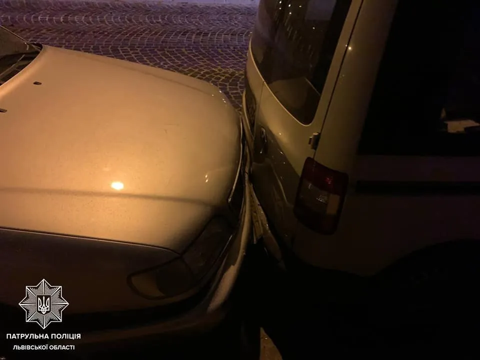 У центрі Львові п'яний іноземець розбив 4 автівки й намагався втекти від поліції: фото