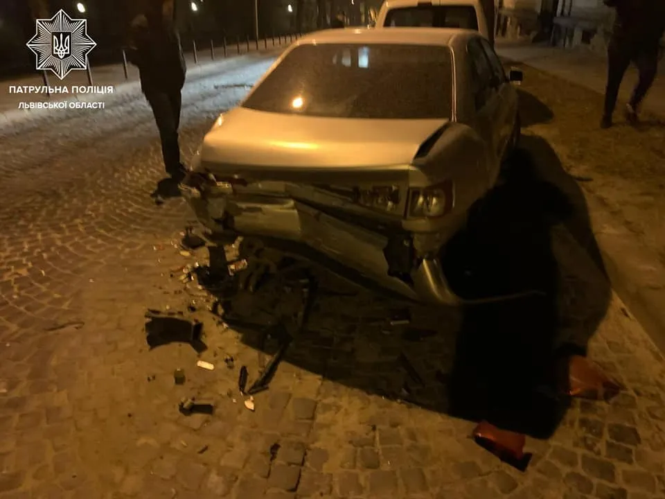 У центрі Львові п'яний іноземець розбив 4 автівки й намагався втекти від поліції: фото