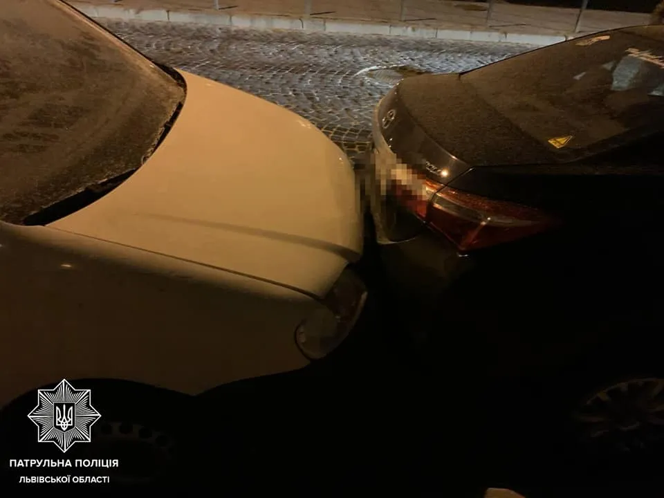 У центрі Львові п'яний іноземець розбив 4 автівки й намагався втекти від поліції: фото