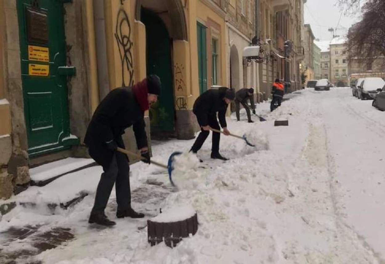 Чиновники расчищают снег в центре Львова: львовян призывают присоединиться 