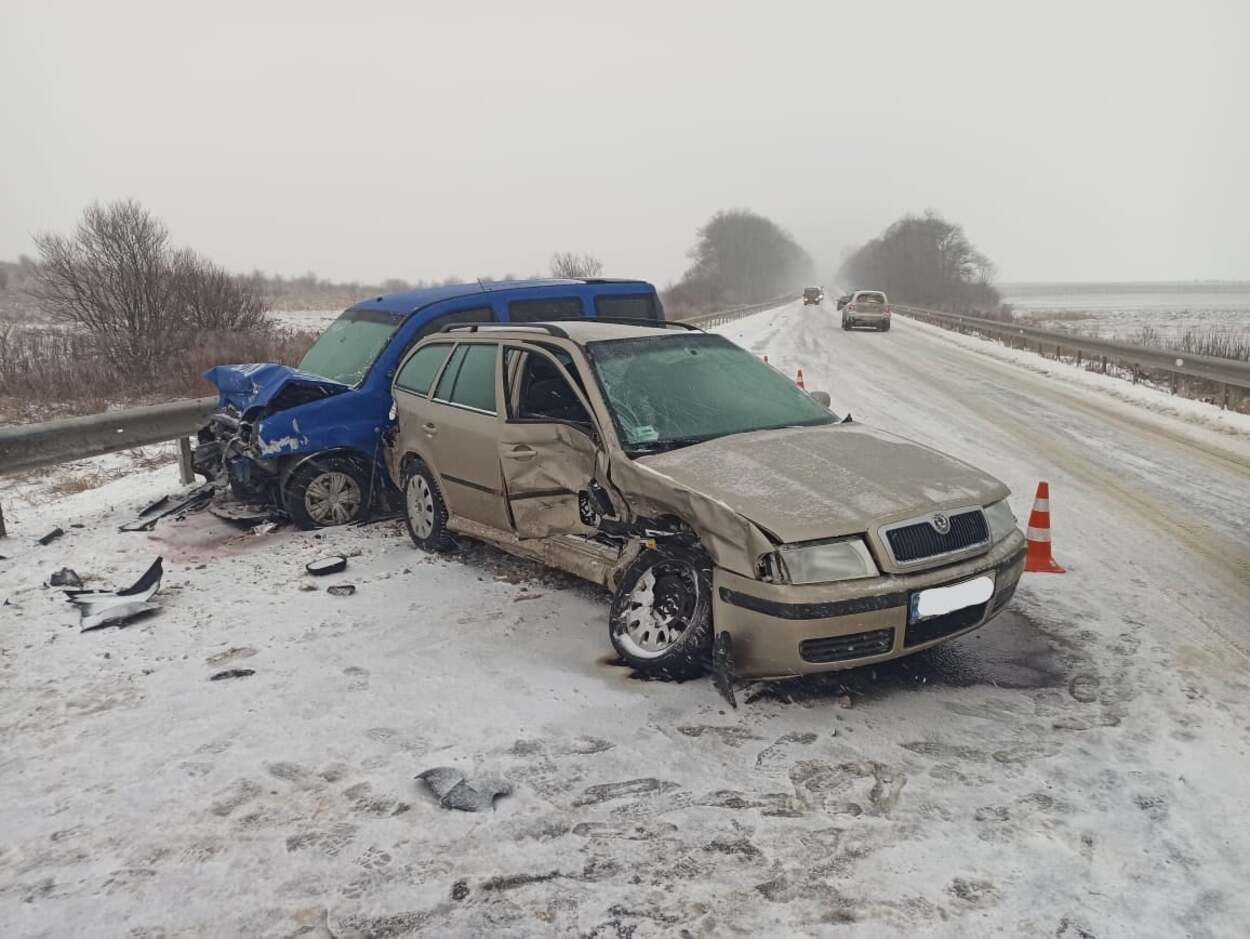 На Львовщине произошло сокрушительное ДТП на заснеженной трассе: фото автотрощи На Львовщине произошло сокрушительное ДТП на заснеженной трассе: фото автотрощи