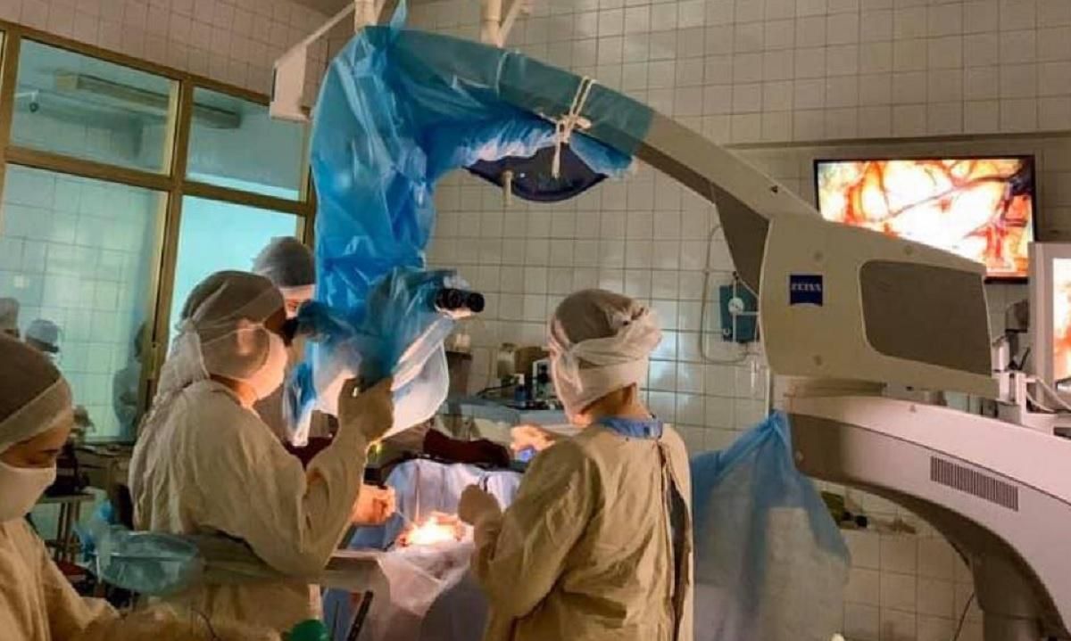 У Дніпрі лікарі рятують воїна, який підірвався на Донбасі У Дніпрі лікарі рятують воїна, який підірвався на Донбасі