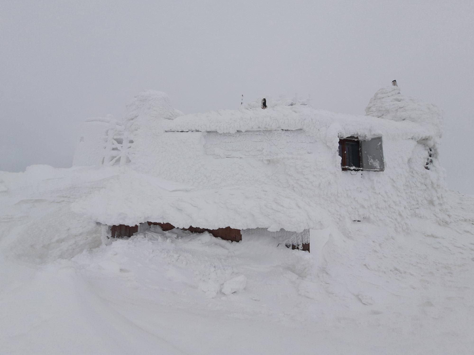Непогода разгулялась: в Карпатах выпал более метра снега