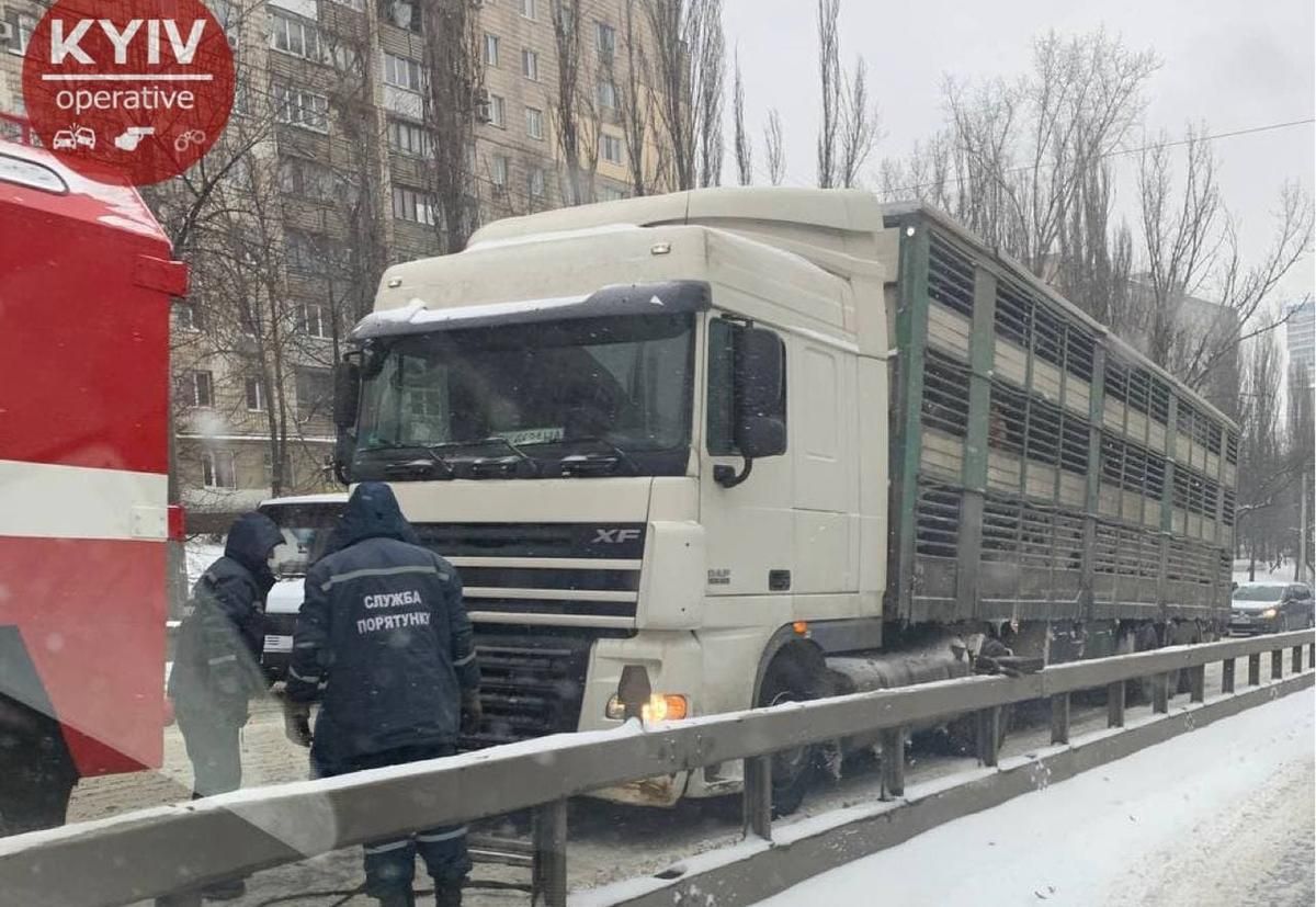 Фуры, застрявшие на дороге, парализовали движение по Киеву