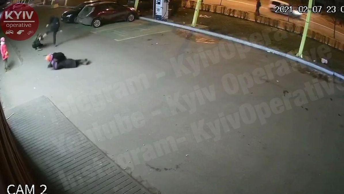 Біля пивного магазину в Києві сталася наджорстока масова бійка Біля пивного магазину в Києві сталася наджорстока масова бійка
