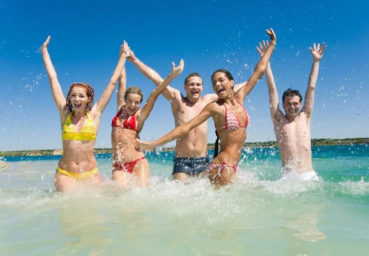 Галасливі люди на пляжі Галасливі люди на пляжі