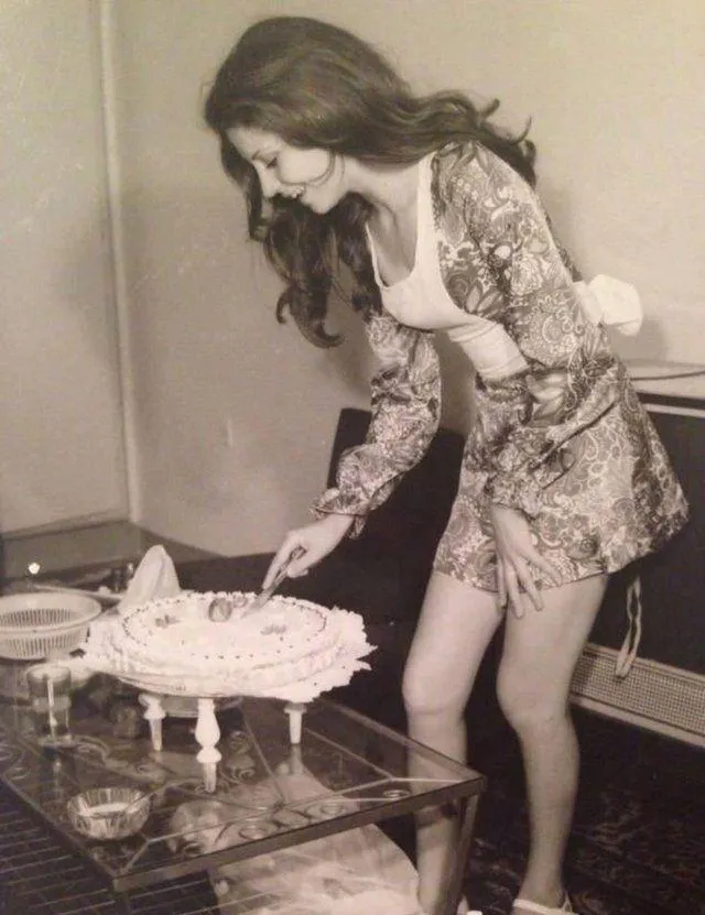Жінка розрізає торт, Іран у 1970-х