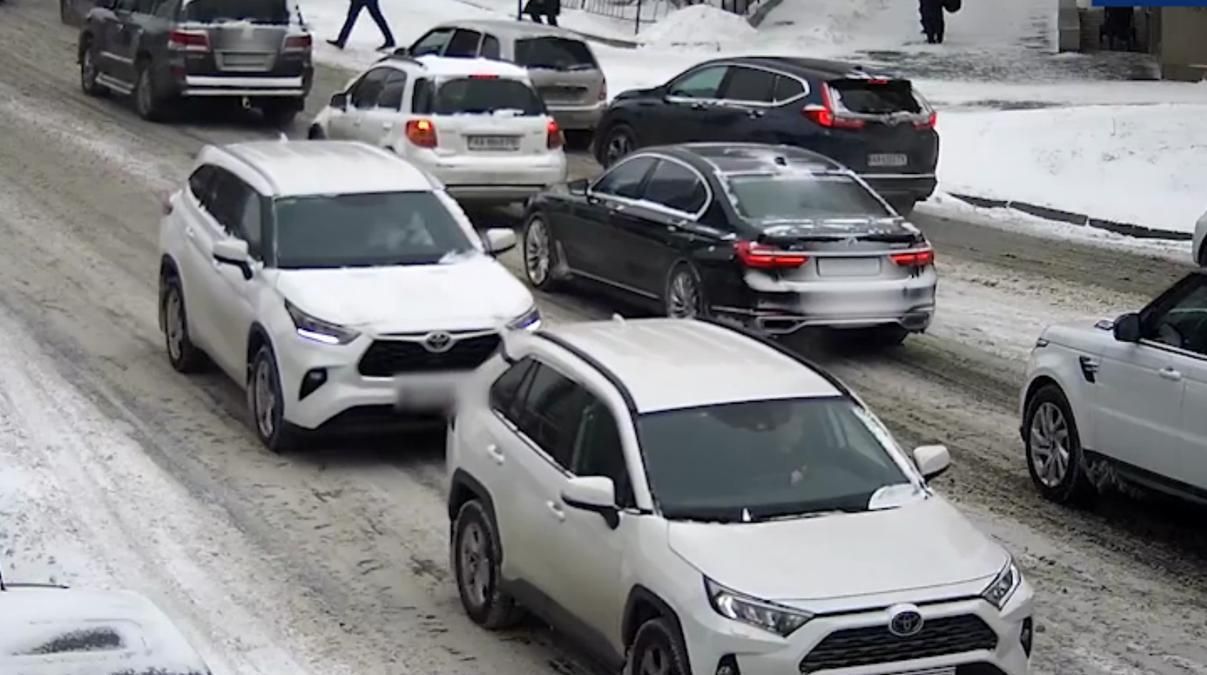 В центре Киева женщина дважды протаранил одну и ту же машину