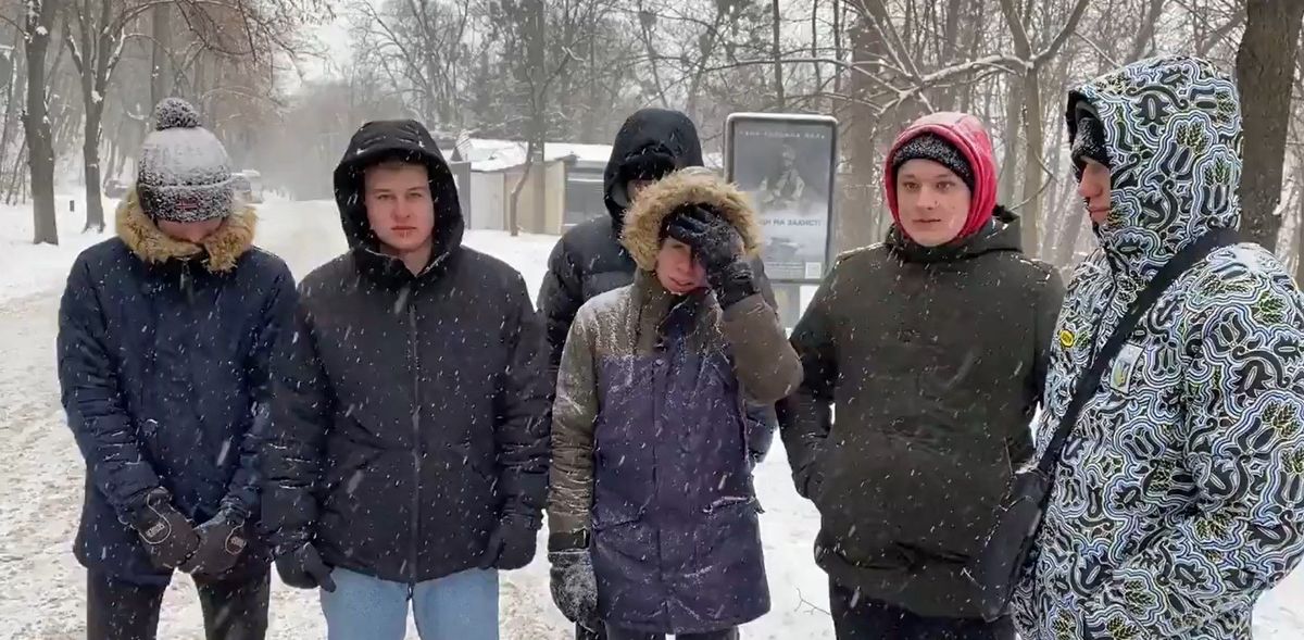 Учасники акції проти закриття каналів Медведчука розповіли, скільки їм заплатили за просто постояти Учасники акції проти закриття каналів Медведчука розповіли, скільки їм заплатили за просто постояти