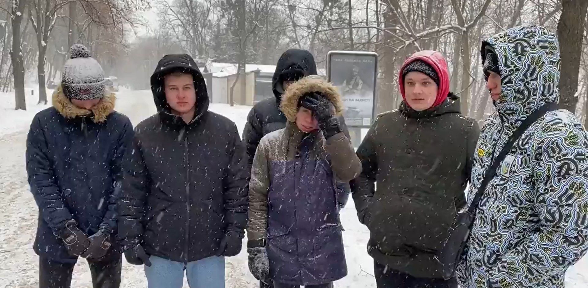 Учасники акції проти закриття каналів Медведчука розповіли, скільки їм заплатили за просто постояти