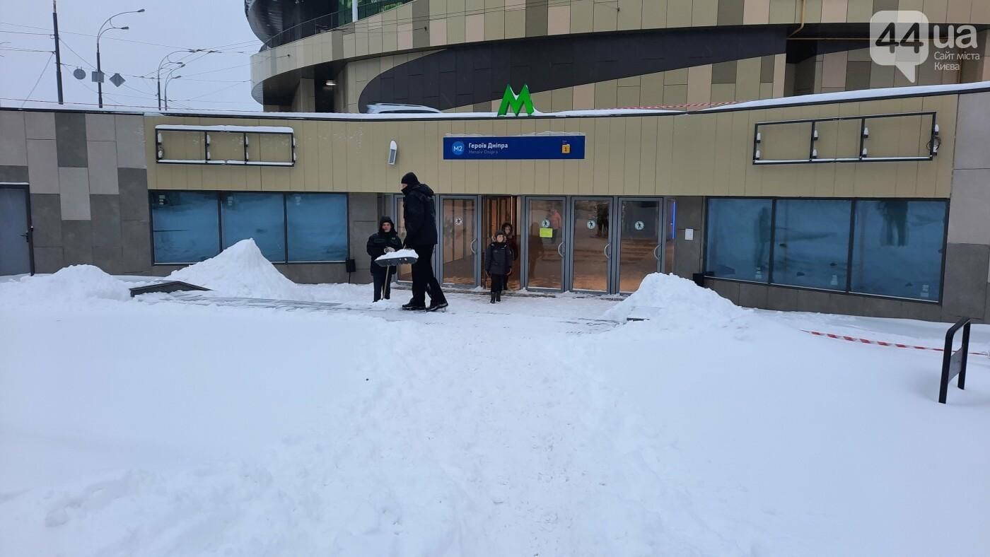 Снігопад у Києві: комунальники не встигають чистити вулиці