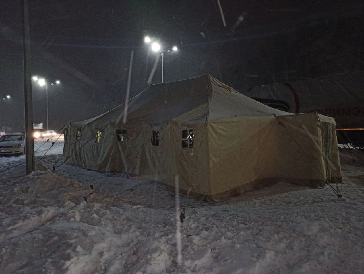 На въездах в Киев обустроили пункты обогрева для водителей На въездах в Киев обустроили пункты обогрева для водителей