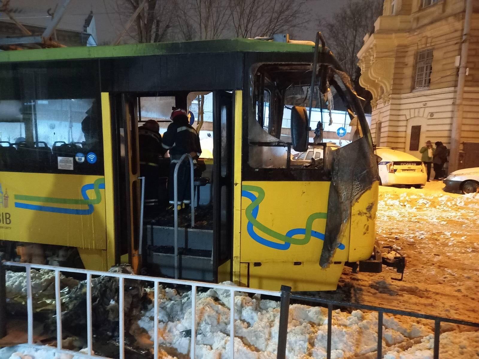 Во Львове во время движения загорелись автобус и трамвай: фото и видео