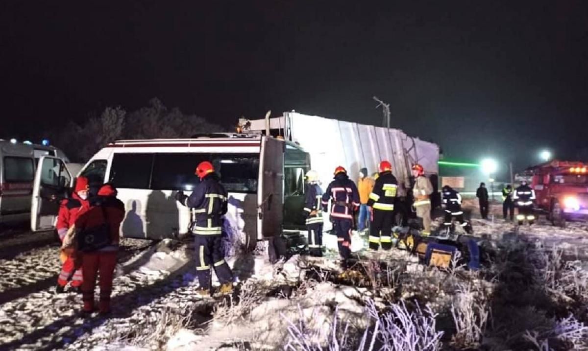 ДТП в Павловке 08.02.2021: 2 погибших и 13 пострадавших - фото