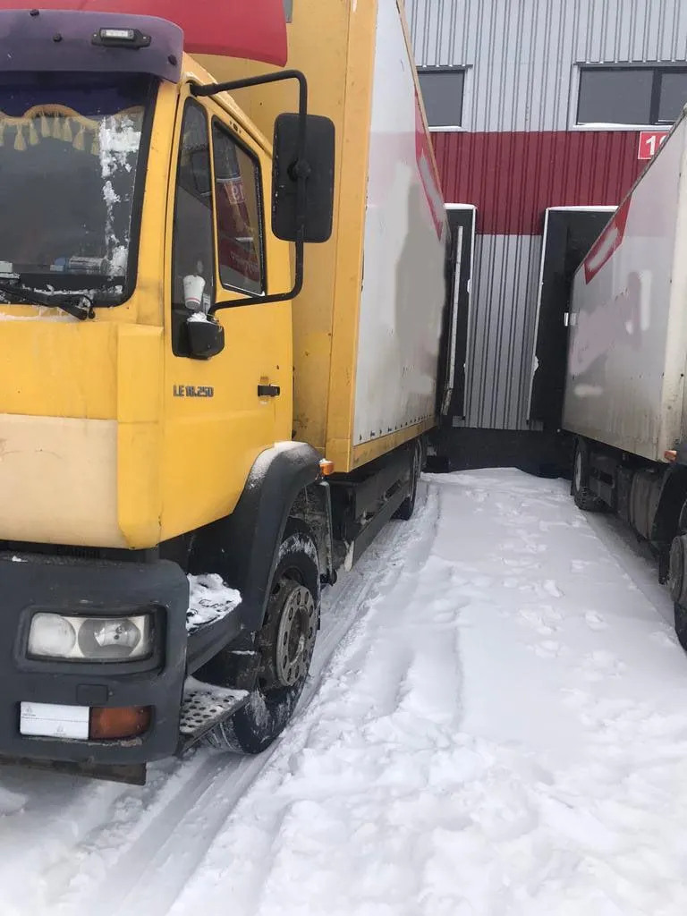 На одному з підприємств Львівщини вантажівка на смерть збила чоловіка: фото