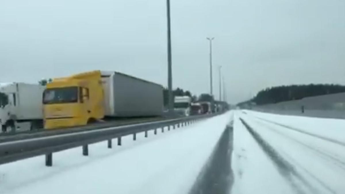 Снежный коллапс в Киеве: на въезде в столицу стоит тысяча грузовиков 