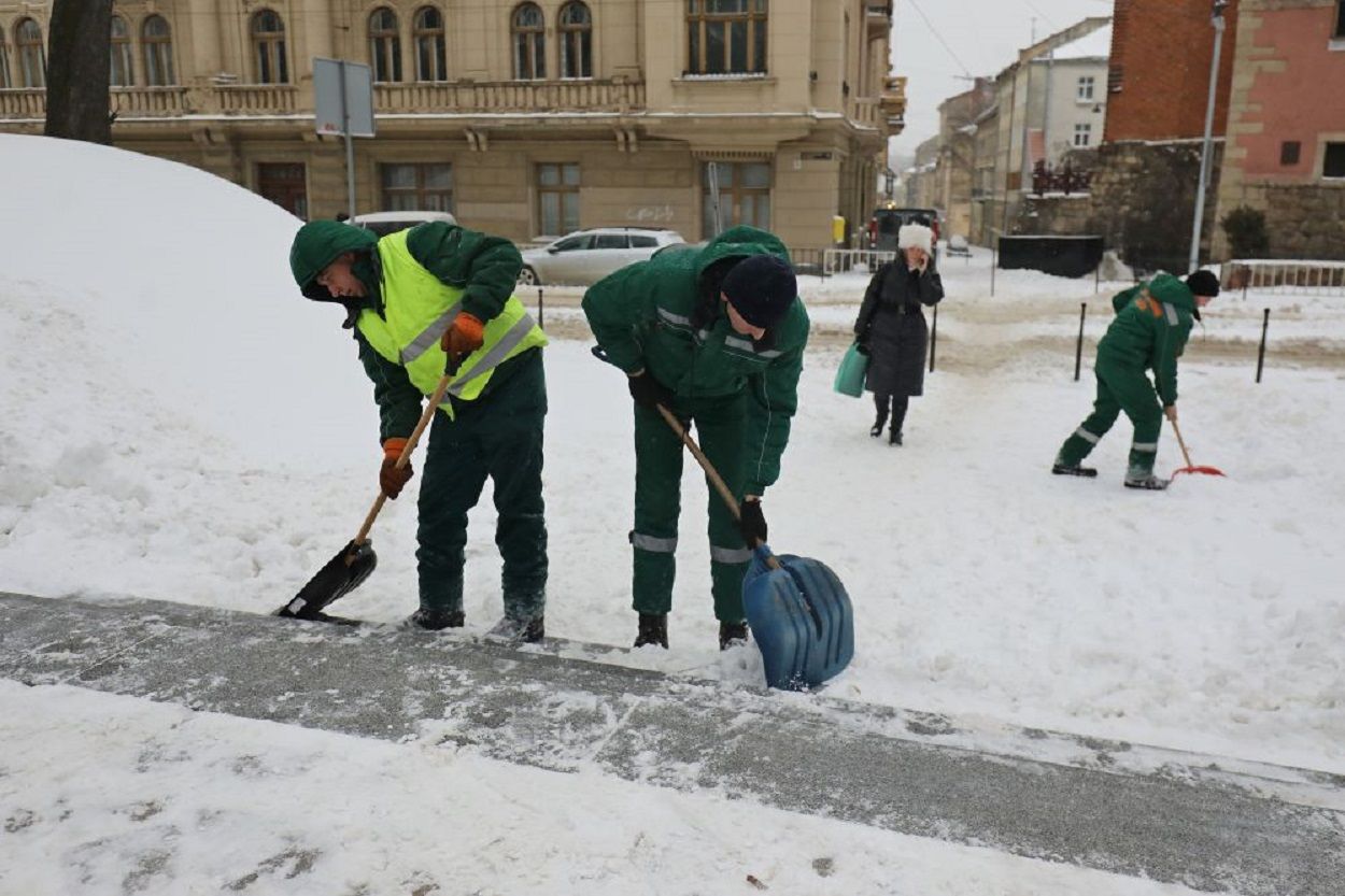Працюють понад 1500 двірників та 141 одиниця техніки: у Львові продовжують боротись із заметами Працюють понад 1500 двірників та 141 одиниця техніки: у Львові продовжують боротись із заметами