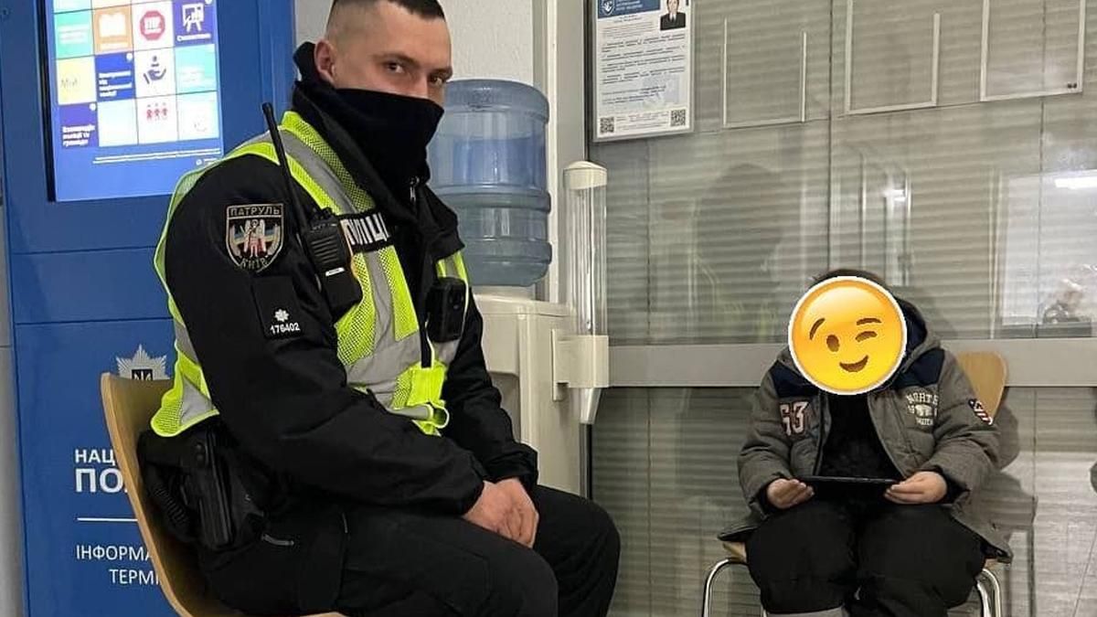 У Києві патрульні допомогли вагітній жінці та її сину У Києві патрульні допомогли вагітній жінці та її сину