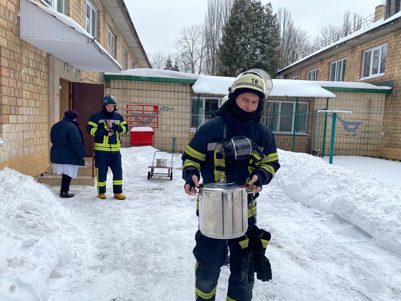 В Киеве пожарные не потушили огонь в садике, но накормили детей