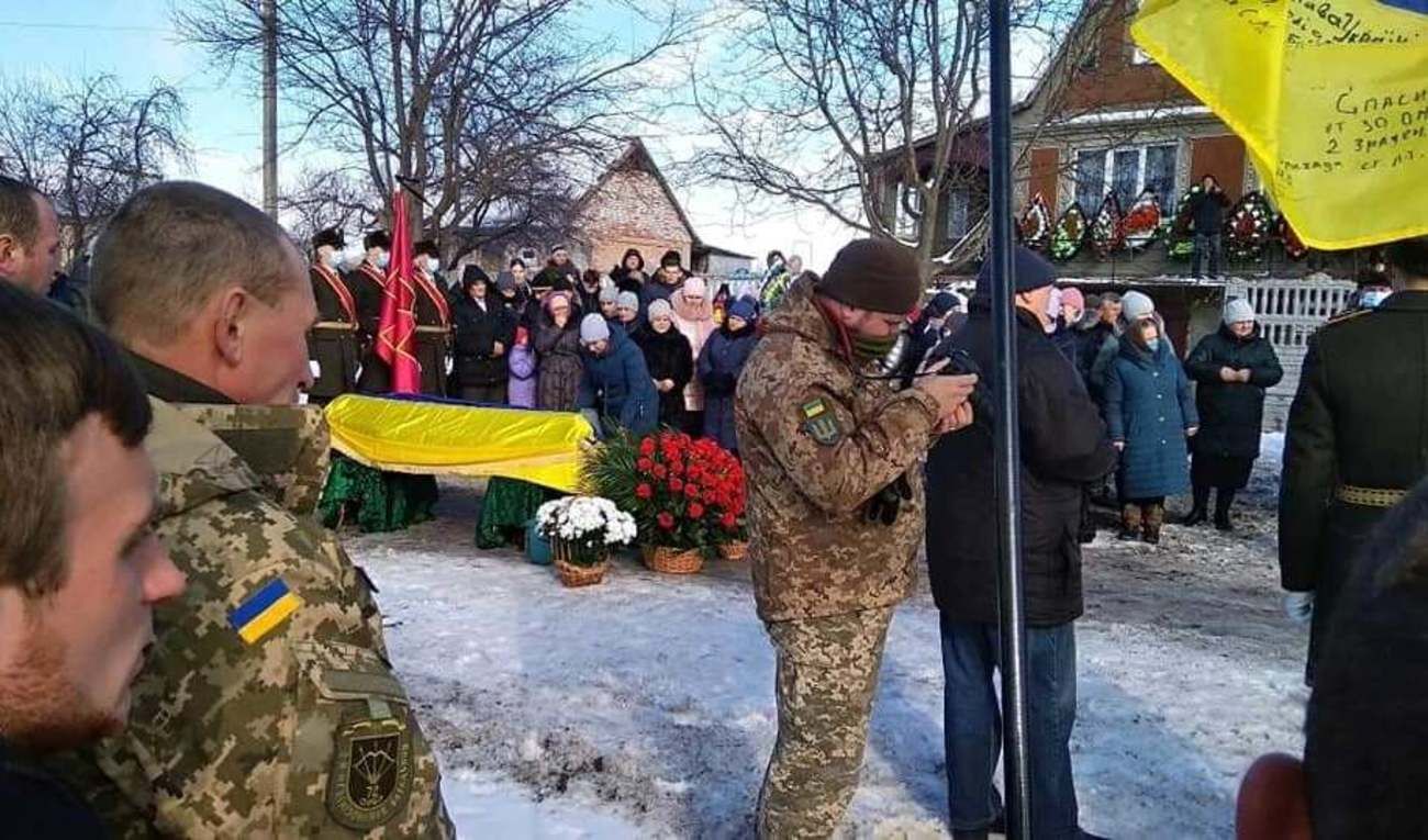 В Черкасской области простились с погибшим на Донбассе Полищуком фото