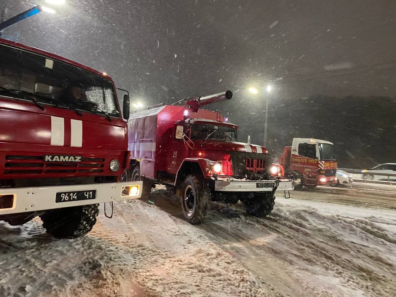 Рятувальники витягнули зі снігових заметів сотні авто: фото, відео
