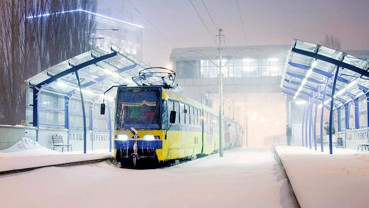 В Киеве загорелся трамвай, засыпавший снегом припаркованные машины