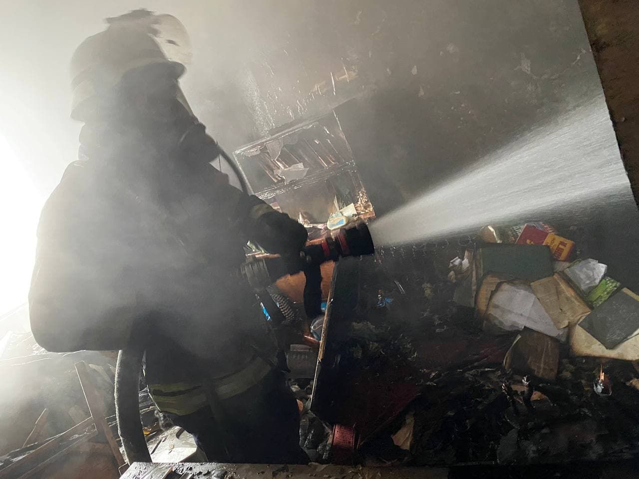 В Киеве спасатели вытащили пенсионерку из горящей квартиры