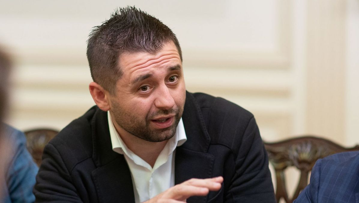 Арахамія пояснив, за яких умов можна відібрати акредитації в журналістів заблокованих медведчуківських телеканалів