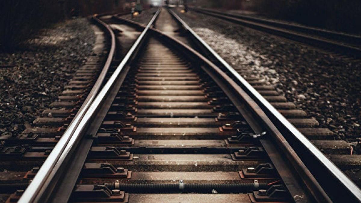 На Харьковщине Hyundai застрял на пешеходном переходе железной дороги На Харьковщине Hyundai застрял на пешеходном переходе железной дороги