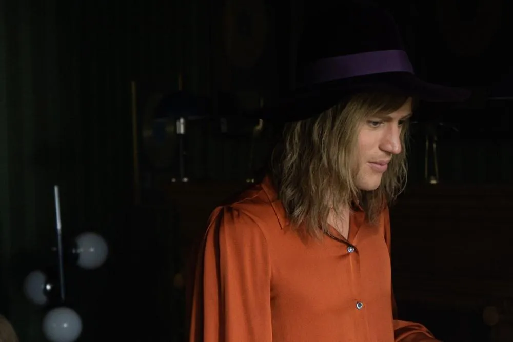 Джонні Флінн у ролі Девіда Бові Джонні Флінн у ролі Девіда Бові