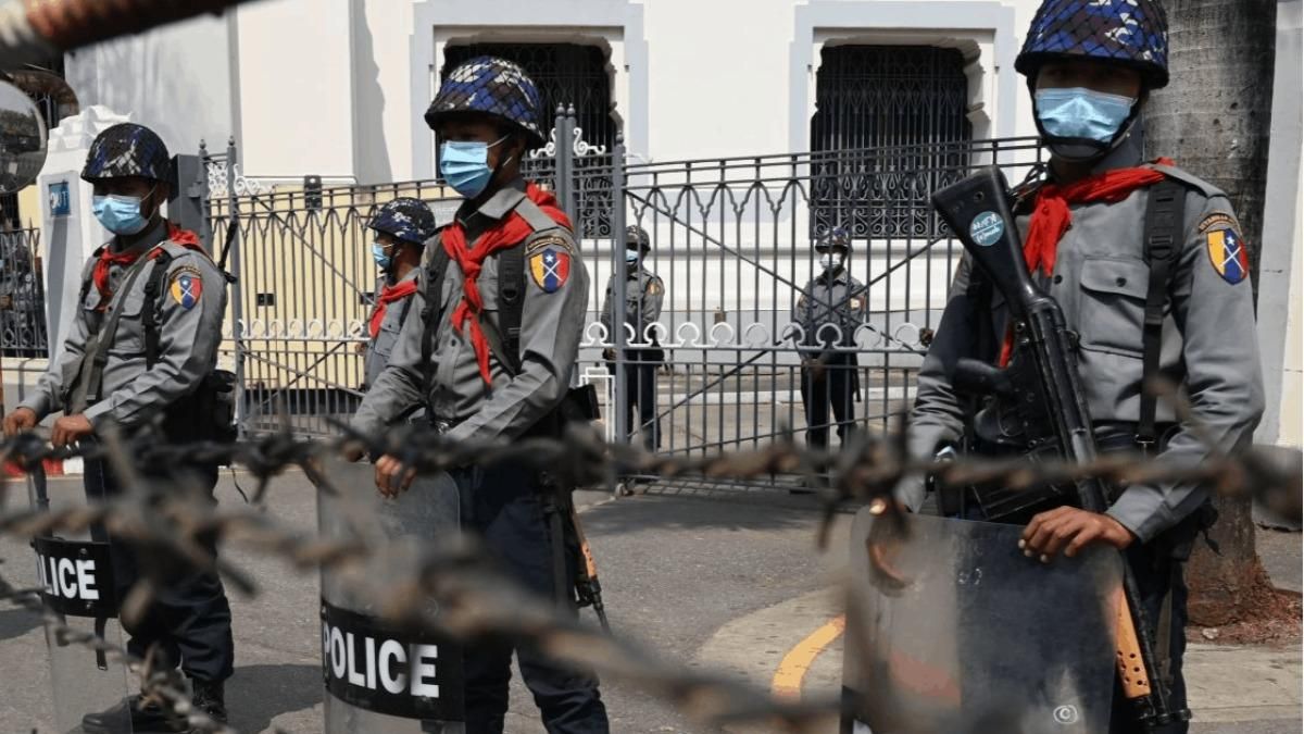 Під час протестів у М'янмі стріляють бойовими патронами: є поранені Під час протестів у М'янмі стріляють бойовими патронами: є поранені