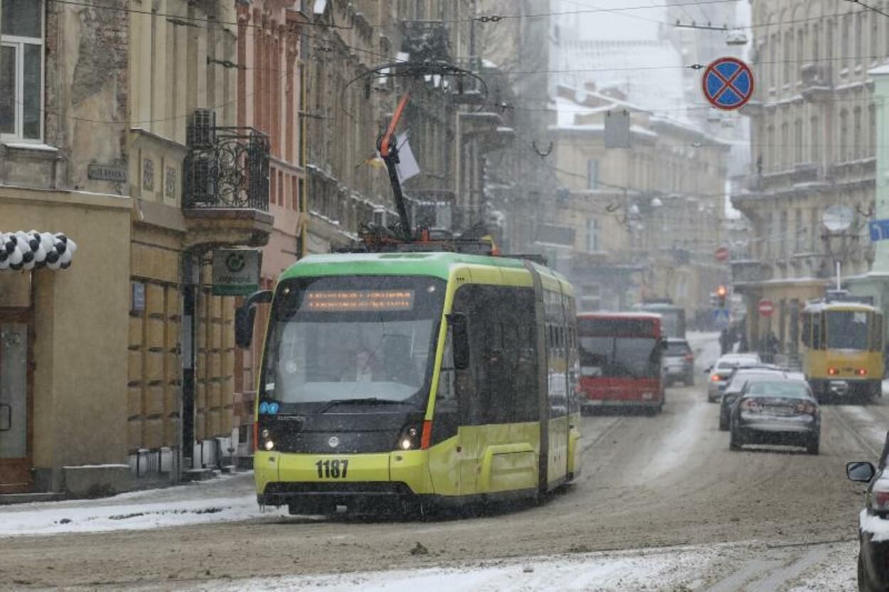 Во Львове прорвало водопровод: улицу Франко перекрыли для движения транспорта Во Львове прорвало водопровод: улицу Франко перекрыли для движения транспорта
