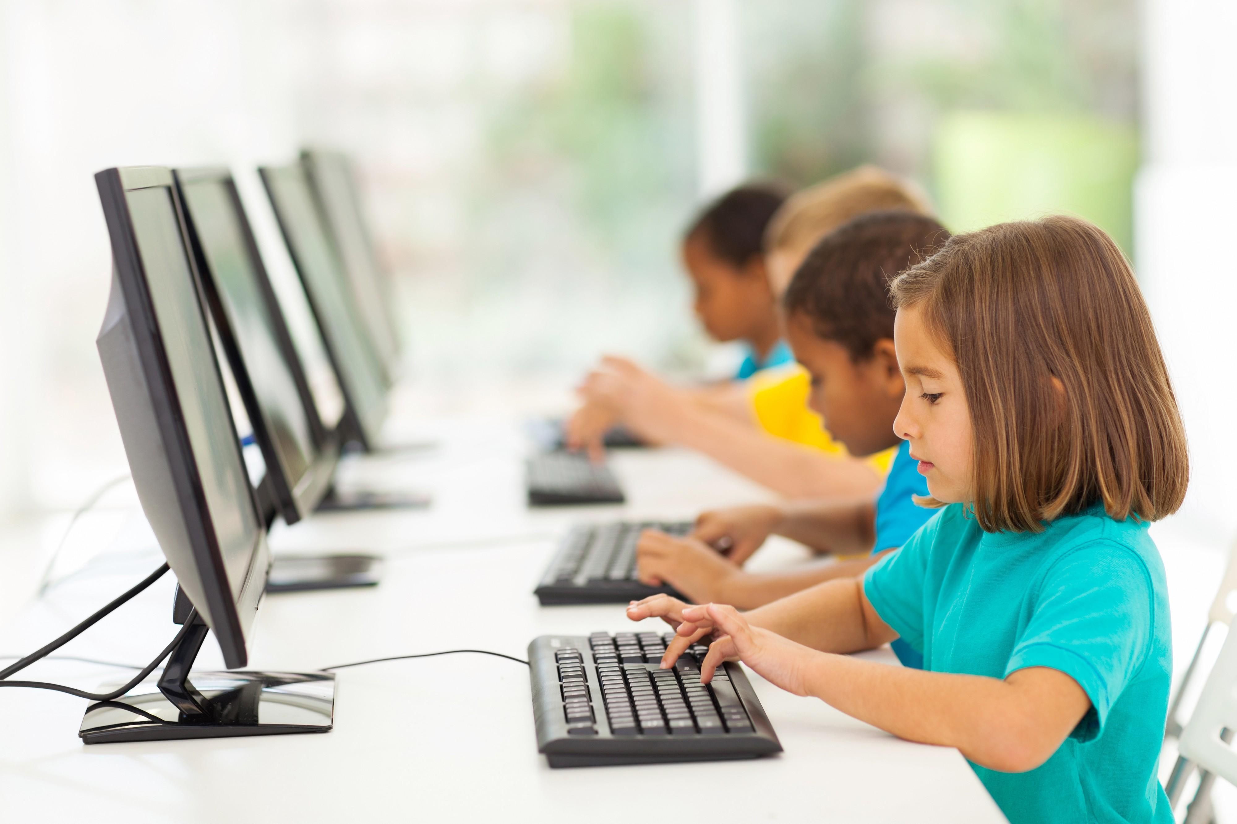 У школах можуть почати навчати учнів інформатики вже з 2 класу