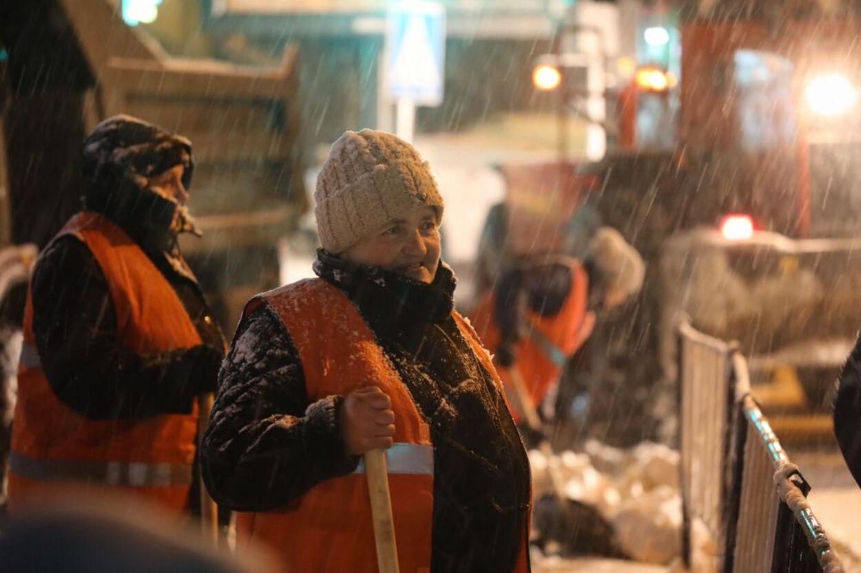 Работали всю ночь: как львовские коммунальщики борются со снежным коллапсом - волшебные фото 