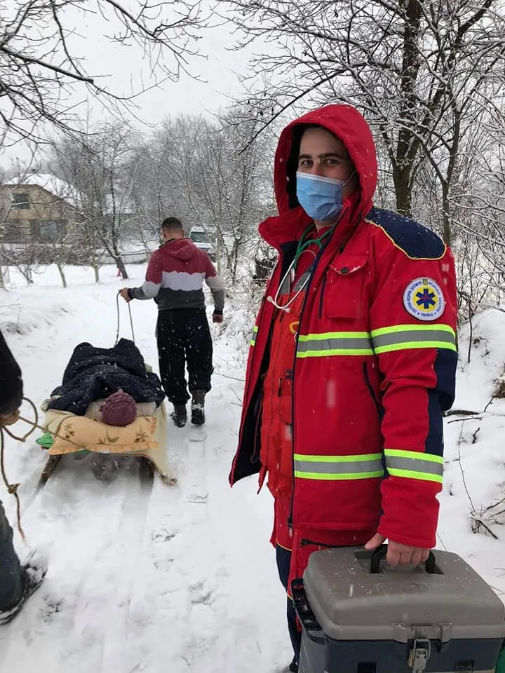 Через сильні замети на Львівщині пацієнтку з інфарктом везли у лікарню на санях: фото