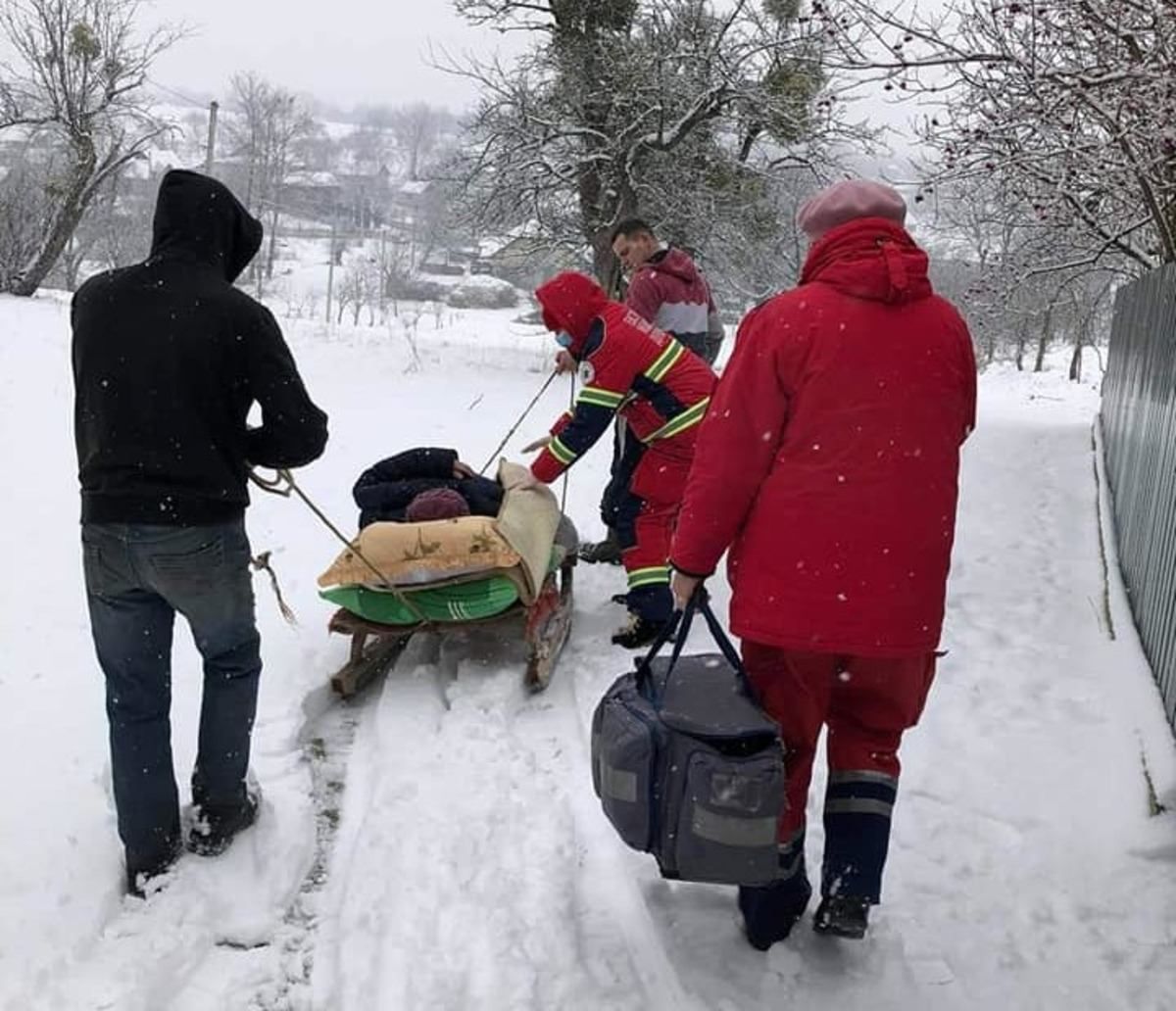 Из-за сильных заносов на Львовщине пациентку с инфарктом везли в больницу на санях: фото Из-за сильных заносов на Львовщине пациентку с инфарктом везли в больницу на санях: фото