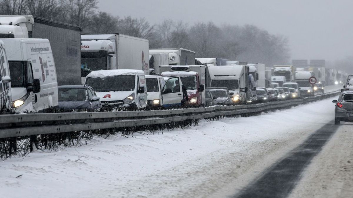 На въезде в Киев на Одесской трассе большая пробка из грузовиков На въезде в Киев на Одесской трассе большая пробка из грузовиков