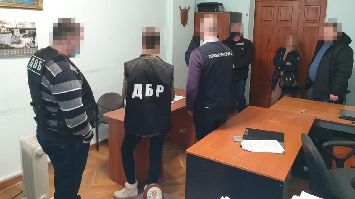 На Харківщині ДБР викрило поліцейських, які без причин побили фермерів На Харківщині ДБР викрило поліцейських, які без причин побили фермерів