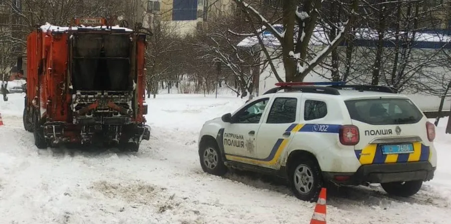 Просто не помітив: у Львові водій сміттєвоза збив чоловіка – фото