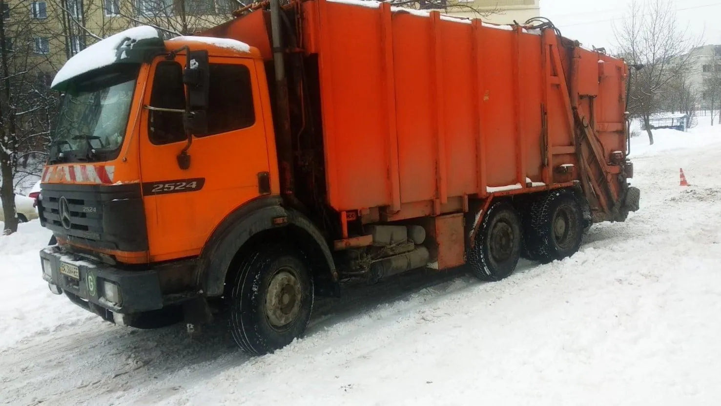 Просто не помітив: у Львові водій сміттєвоза збив чоловіка – фото